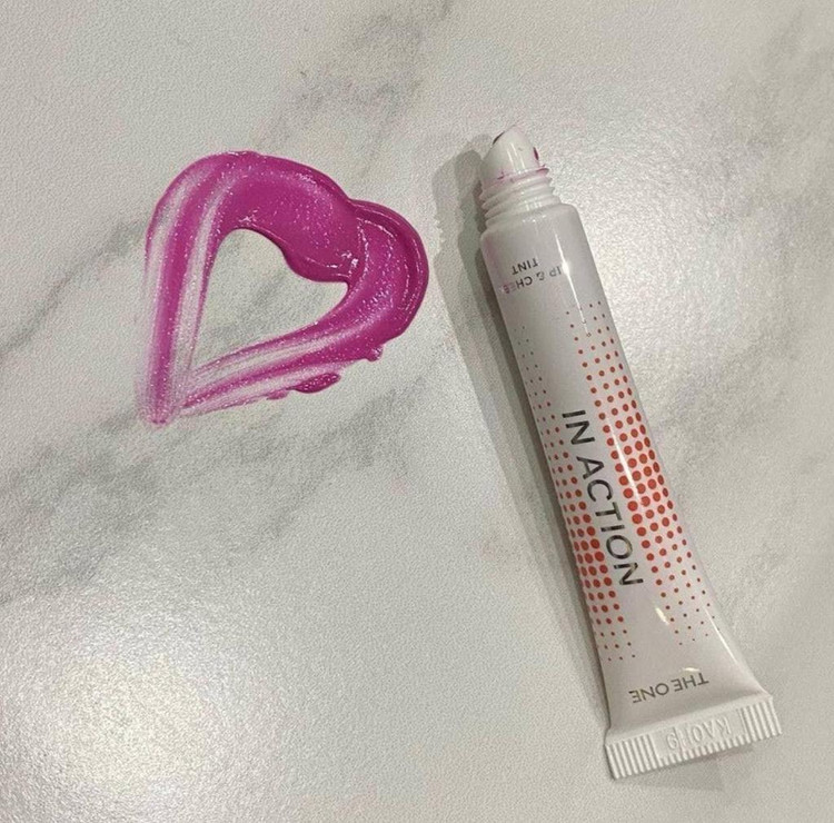 تینت درخشان کننده لب و گونه این اکشن دوان