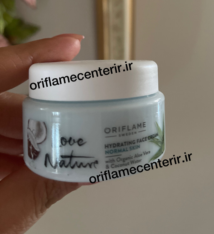 کرم آبرسان صورت آلوئه ورا و آب نارگیل لاونیچر