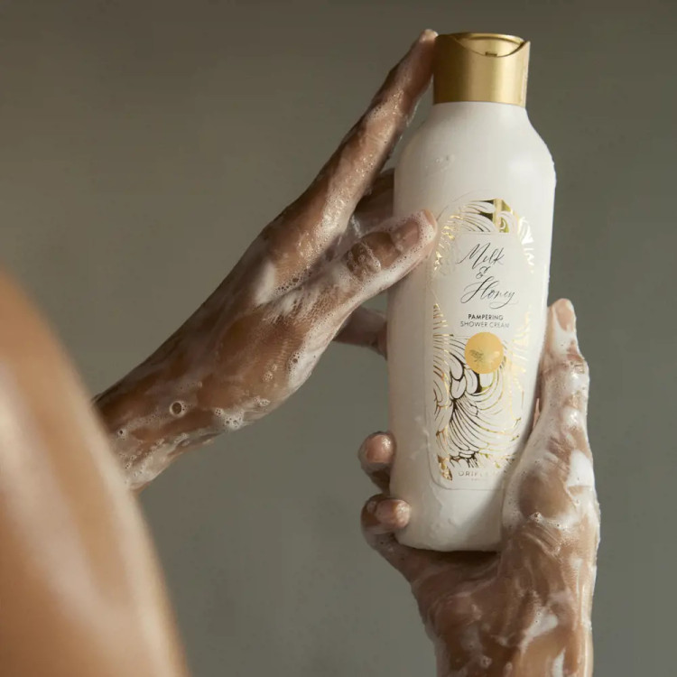 شاورکرم بدن حاوی عصاره شیر و عسل ۴۶۹۷۰ _ ۲۵۰میل