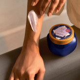 کرم کاسه ای دست و بدن شیر و عسل با رایحه لوکس مگنولیا 47536 _ 250میل